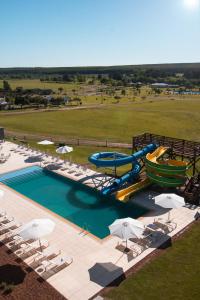Bazén v ubytování Salinas del Almiron Resort Termal nebo v jeho okolí