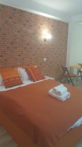 ブカレストにあるPensiune Spital Fundeniのタオルが敷かれた大きなベッドのある寝室