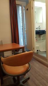クリシーにあるHotel Feria (FR)のデスク、椅子、テーブル付きのオフィス