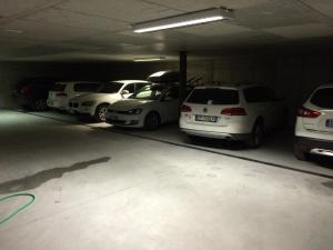 un grupo de coches estacionados en un garaje en Residence Vajolet San Cassiano, en San Cassiano