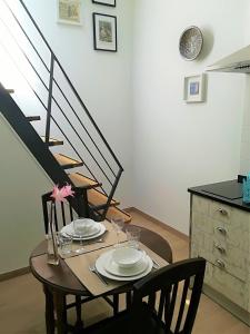 een eettafel met borden en glazen erop bij Casinhas da Ajuda nº25 in Lissabon