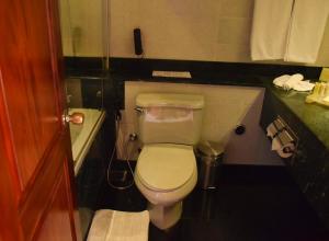 A bathroom at Mahaweli Reach Hotel