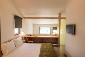 sypialnia z biurkiem i łóżkiem w pokoju w obiekcie Melimar Homes By The Sea w mieście Marathias