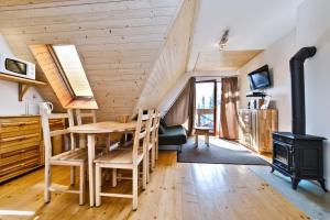 Televízia a/alebo spoločenská miestnosť v ubytovaní Apartamenty Sun & Snow Kościelisko Chotarz z basenem