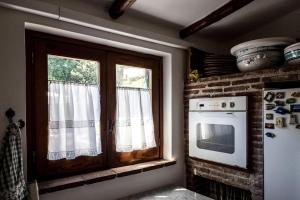kuchnia z oknem, kuchenką i kuchenką mikrofalową w obiekcie Ciuri Ciuri Mondello w mieście Mondello +17 zdjęć