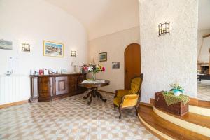 Pokój z biurkiem, stołem i krzesłem w obiekcie B&B Bouganville w mieście Tramonti +34 zdjęcia