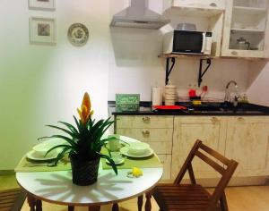 eine Küche mit einem Tisch und einer Pflanze darauf in der Unterkunft Casinhas da Ajuda nº 27 in Lissabon