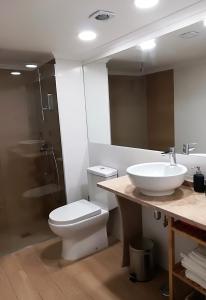 La salle de bains est pourvue de toilettes blanches et d'un lavabo. dans l'établissement Casinhas da Ajuda nº 27, à Lisbonne
