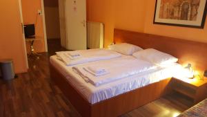 Łóżko lub łóżka w pokoju w obiekcie Pension Madara