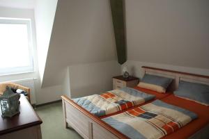 オストゼーバート・カールスハーゲンにあるFewo An der Duene 5b_BAERのベッドルーム1室(ツインベッド2台、窓付)