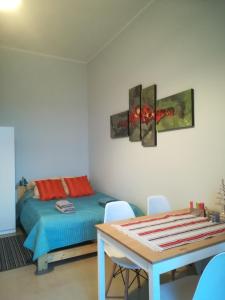 Zimmer mit einem Bett und einem Tisch mit Stühlen in der Unterkunft Studio Aleja 77 in Częstochowa