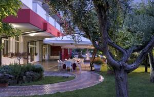 Vonkajšia záhrada v ubytovaní Hotel Lo Zodiaco