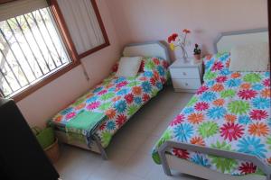 ペニスコラにあるAdosado Adelfasの小さなベッドルーム(ベッド1台、窓付)
