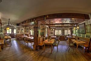 a dining room with wooden tables and chairs at Wirtshaus und Pension Hocheck in Ramsau