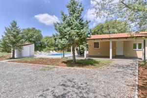 a house with a driveway and a pool at Charming House Noelene in Valtura