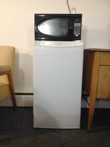 a microwave sitting on top of a refrigerator at Pleasant Manor Motel in Collingwood