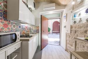 Kuchyňa alebo kuchynka v ubytovaní San Nicola Old Town Apartment Casatuabari