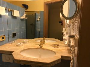 Koupelna v ubytování Hotel Podzamcze + 37 fotografií