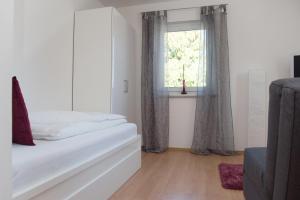 ケーフラッハにあるDas Eberhartのベッドルーム(白いベッド1台、窓付)