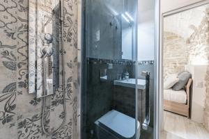łazienka z prysznicem, toaletą i umywalką w obiekcie San Nicola Old Town Apartment Casatuabari w mieście Bari +24 zdjęcia
