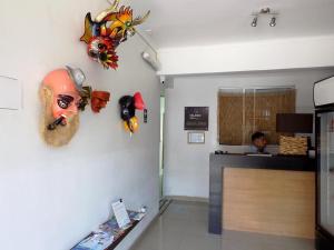 una habitación con un mostrador con una máscara en la pared en Hotel Velero Centro, en Iquique
