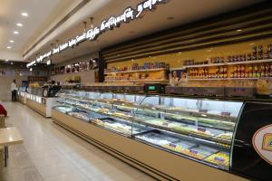 un couloir de boulangerie avec une vitrine dans un magasin dans l'établissement The Palm Residency- Ariyanoor, à Salem