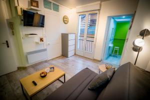 a living room with a couch and a table at Appartement HYPER CENTRE avec WIFI in Troyes