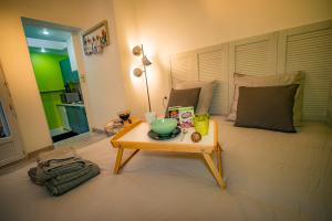 トロワにあるAppartement HYPER CENTRE avec WIFIのテーブルとテーブル付きのベッドが備わる客室です。