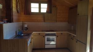 Kuchyň nebo kuchyňský kout v ubytování Chalet Marina
