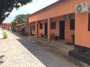 a cobblestone street in front of a building at Hotel Campina in Posse