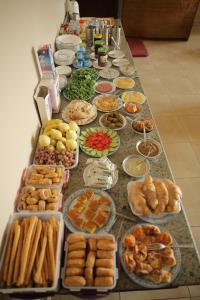 a long table filled with different types of food at Guardian Guest House in Cairo