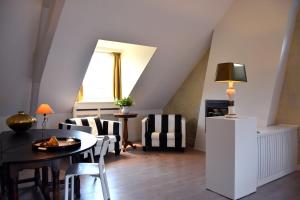 uma sala de estar com mesa e cadeiras em Zzzuite25 em Oosterhout