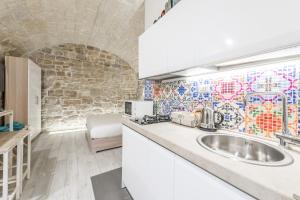 Kuchyňa alebo kuchynka v ubytovaní San Nicola Old Town Apartment Casatuabari