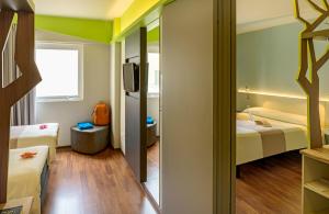 Postel nebo postele na pokoji v ubytování ibis Styles Curitiba Centro Civico