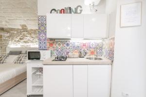 Kuchyňa alebo kuchynka v ubytovaní San Nicola Old Town Apartment Casatuabari