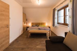 Un pat sau paturi într-o cameră la Biobauernhof Obereck