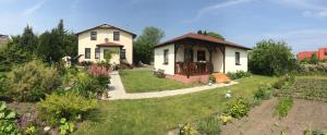 a small house with a garden in the yard at Breeger Boddenhuus in Breege