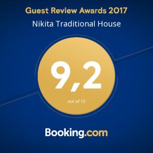 un cartel que lee la revisión de invitados premia la casa tradicional Nikita en Nikita Traditional House, en La Canea