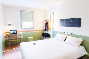 Postel nebo postele na pokoji v ubytování Ibis Budget Valence Sud