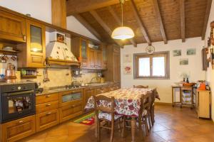 een keuken met een tafel en stoelen in een kamer bij CASA VACANZA VILLA DeA in Villafranca in Lunigiana