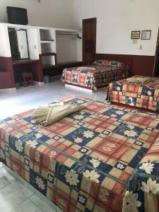 - une chambre d'hôtel avec 3 lits dans l'établissement Hotel Madero, à Villahermosa