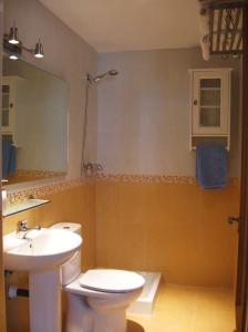 プラセンシアにあるValle del Jerteのバスルーム(白いトイレ、シンク付)
