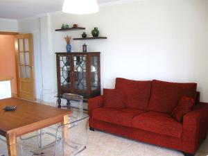 プラセンシアにあるValle del Jerteのリビングルーム(赤いソファ、テーブル付)