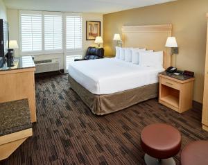Säng eller sängar i ett rum på LivINN Hotel St Paul East / Maplewood