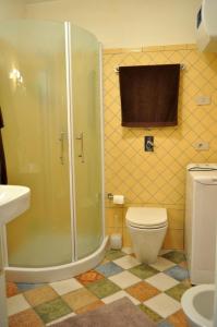ein Bad mit einer Dusche und einem WC in der Unterkunft Villa Le Meraviglie in San Vito lo Capo