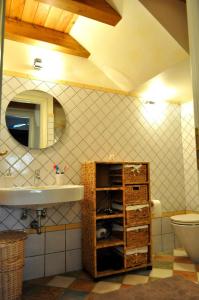ein Bad mit einem Waschbecken und einem WC in der Unterkunft Villa Le Meraviglie in San Vito lo Capo