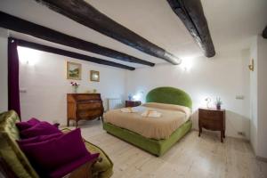 ein Schlafzimmer mit einem Bett, einem Sofa und einer Kommode in der Unterkunft La Regina di Vertecoeli in Neapel