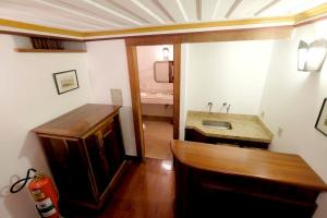 ein kleines Bad mit einem Waschbecken und einer Theke in der Unterkunft Casa Figueira da Foz in Ouro Preto + 21 Fotos