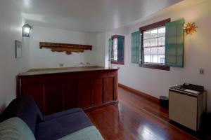 ein Wohnzimmer mit einer Couch und einem Fenster in der Unterkunft Casa Figueira da Foz in Ouro Preto