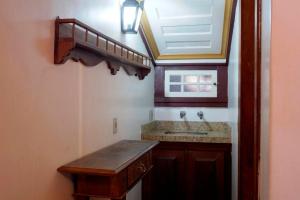 ein Badezimmer mit Waschbecken und Oberlicht in der Unterkunft Casa Figueira da Foz in Ouro Preto